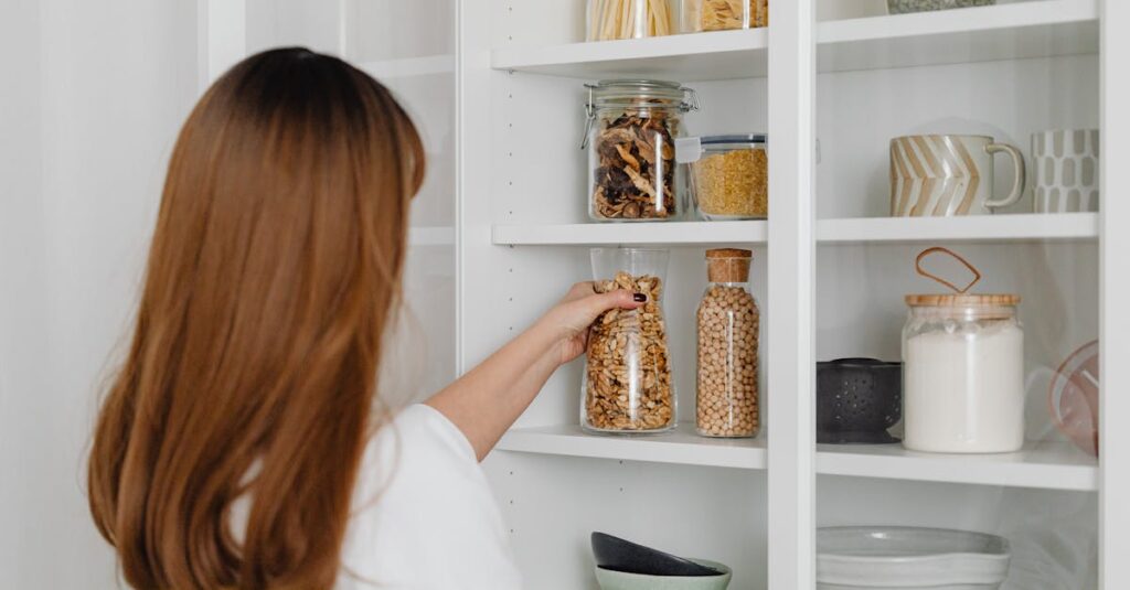 不用品回収後の部屋で笑顔になる女性。部屋がスッキリして気持ちも軽くなった様子