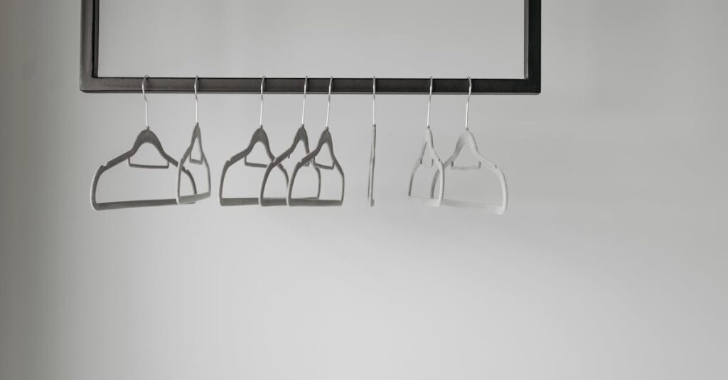 不用品回収後の部屋で笑顔になる女性。部屋がスッキリして気持ちも軽くなった様子