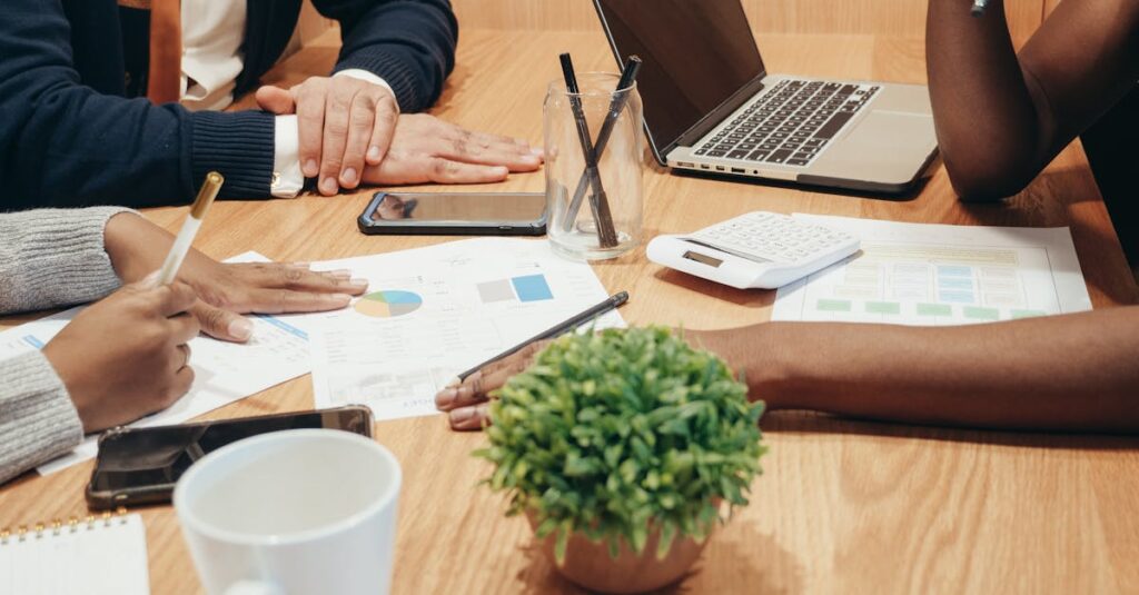 講師と受講者が対話しながら進む金融講座の様子