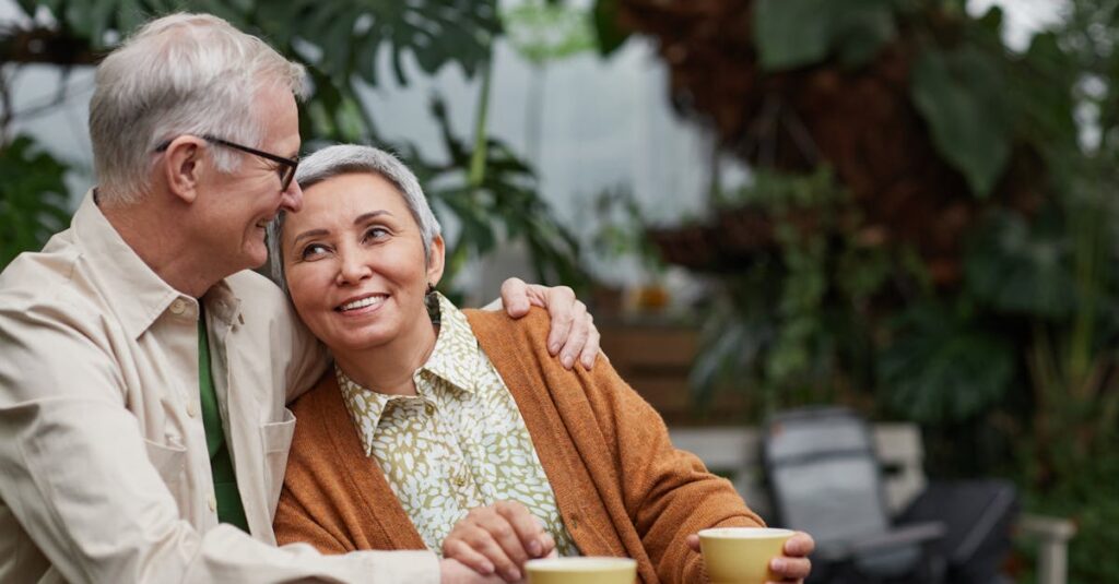 笑顔で元気に過ごすシニア夫婦がテレビショッピングの商品を楽しんでいる様子