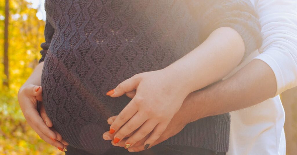 美容の知識が介護職女性のキャリアに役立つ未来を描いたイメージ