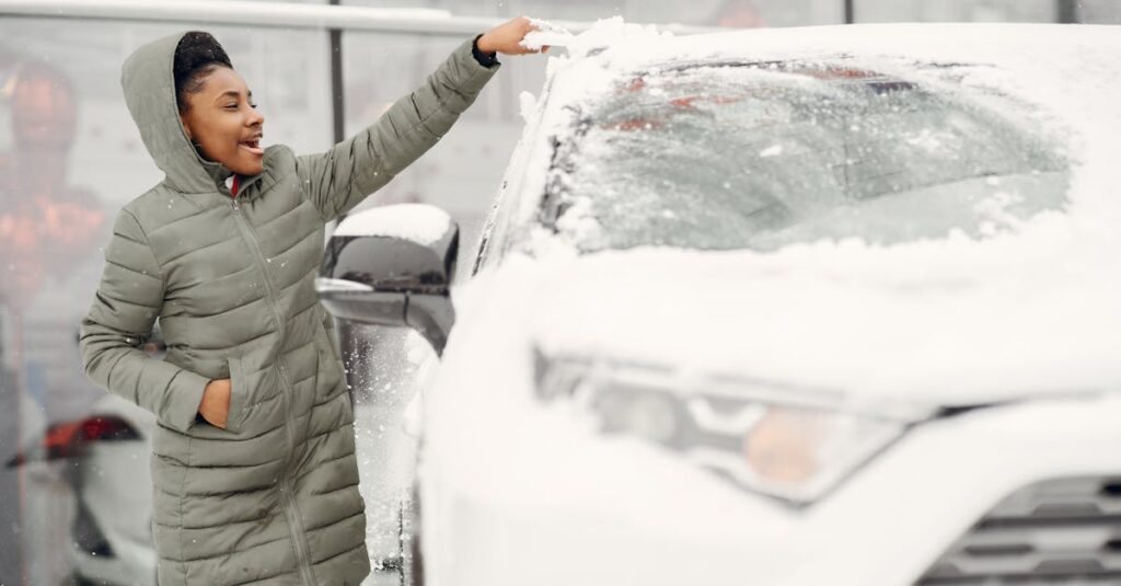 不用品回収当日の様子。業者が丁寧に大型家具を運び出し、住人が見守っている場面