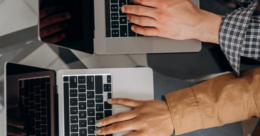 年末のかに通販を選ぶ際に比較表を見ながら検討している様子