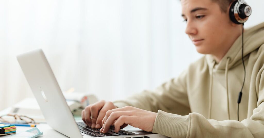 通信講座の料金を比較してコストと効果を考えている女性の様子