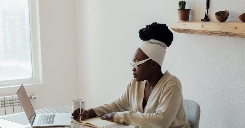 片付いたリビングでリラックスする家族。プロに不用品回収を依頼して生活が整ったイメージ