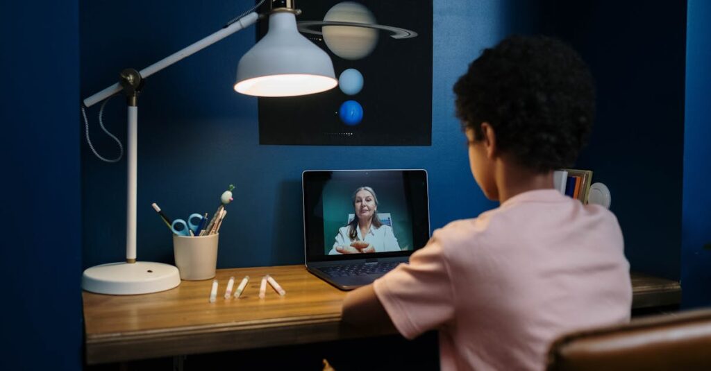 オンライン個別指導を受けた小学生と保護者が満足した様子で、授業後に講師へフィードバックを伝えているシーン