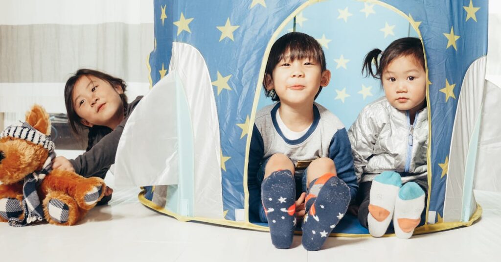 おもちゃサブスクを利用して笑顔で遊ぶ親子の様子、家庭に合ったサービスで満足している雰囲気