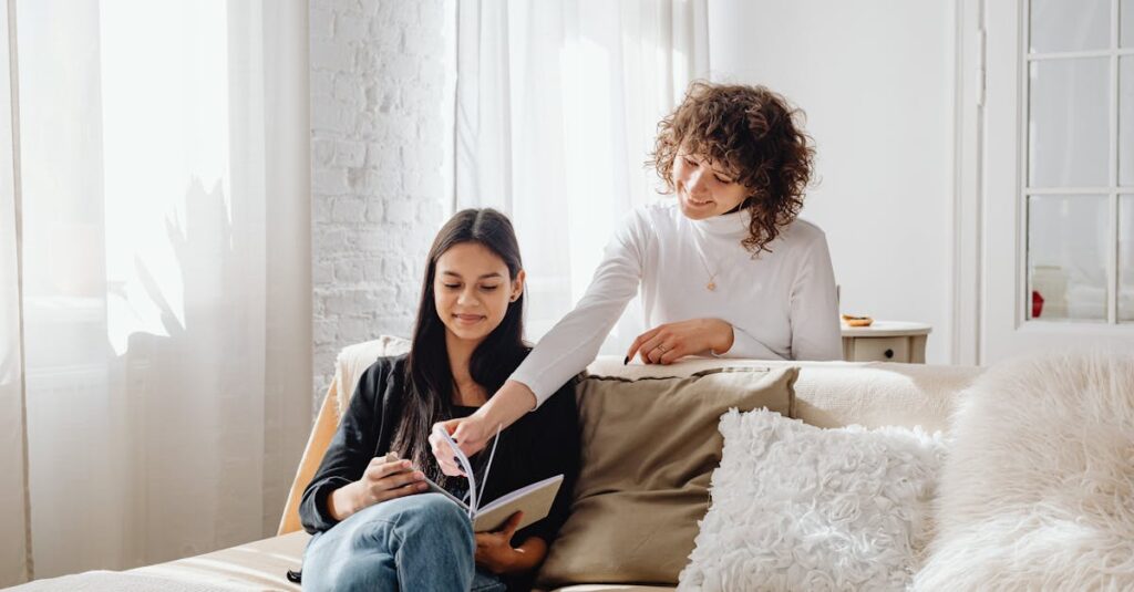 通信講座を通じて自己成長を実感する主婦のイメージ画像。ノートパソコンを前に笑顔で学習し、自信に満ちた表情を浮かべている。