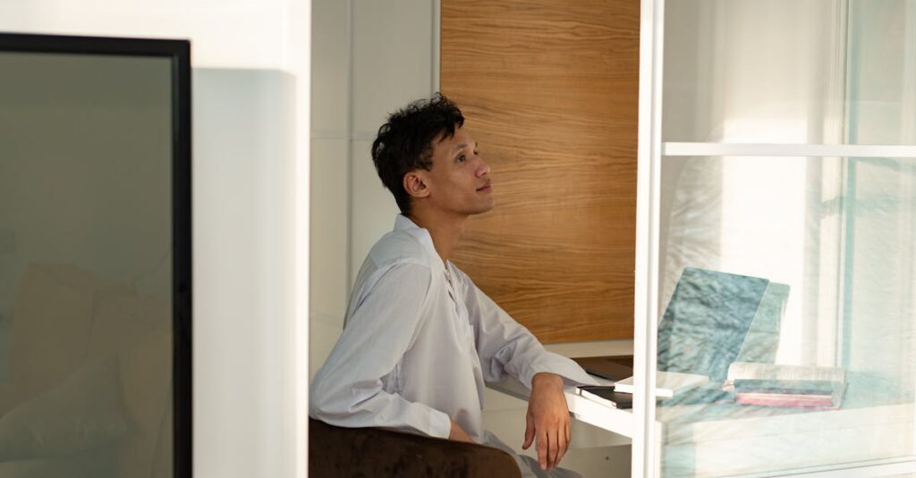 通信講座の料金を比較してコストと効果を考えている女性の様子