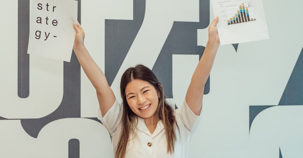 資格を取得して自信を持った笑顔の女性の成功ストーリー