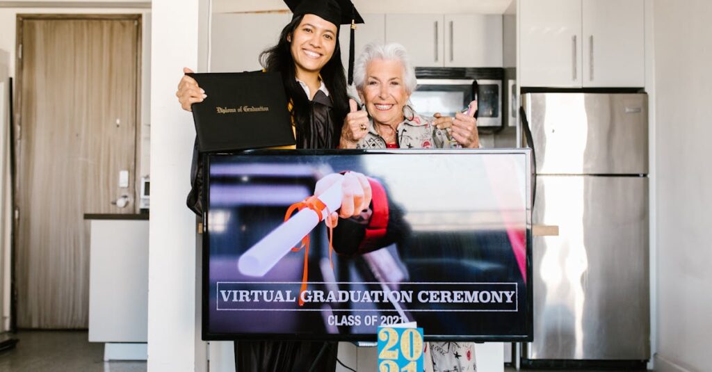 通信講座を受講し成功を収めた主婦が、自信に満ちた表情で笑顔を見せる様子。ノートパソコンの前でガッツポーズをする姿が印象的。