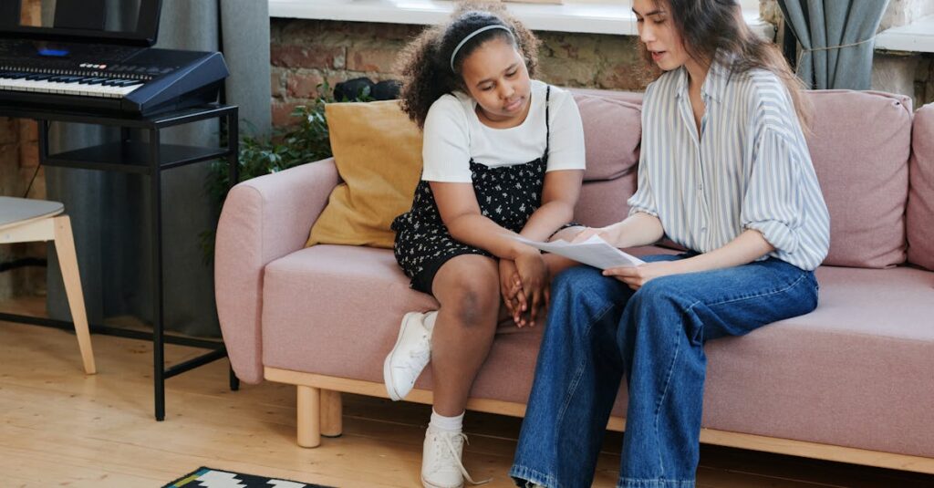 中学受験に向けた個別指導カリキュラムをオンラインで説明している講師と、それを聞く小学生の親子