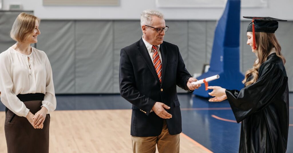 介護資格取得後のキャリアステップと収入モデル、将来性を示す図解