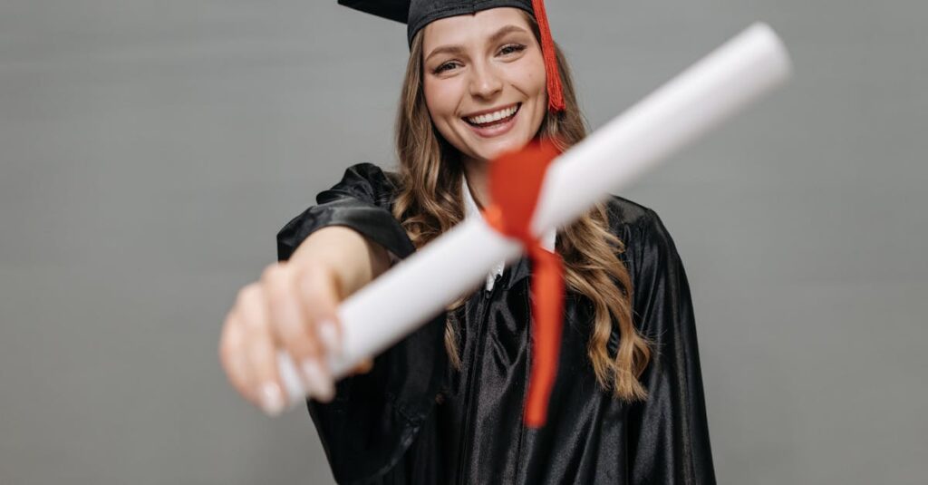 中学受験の合格実績を表すグラフや数値データを分析している講師と、成果に満足している生徒