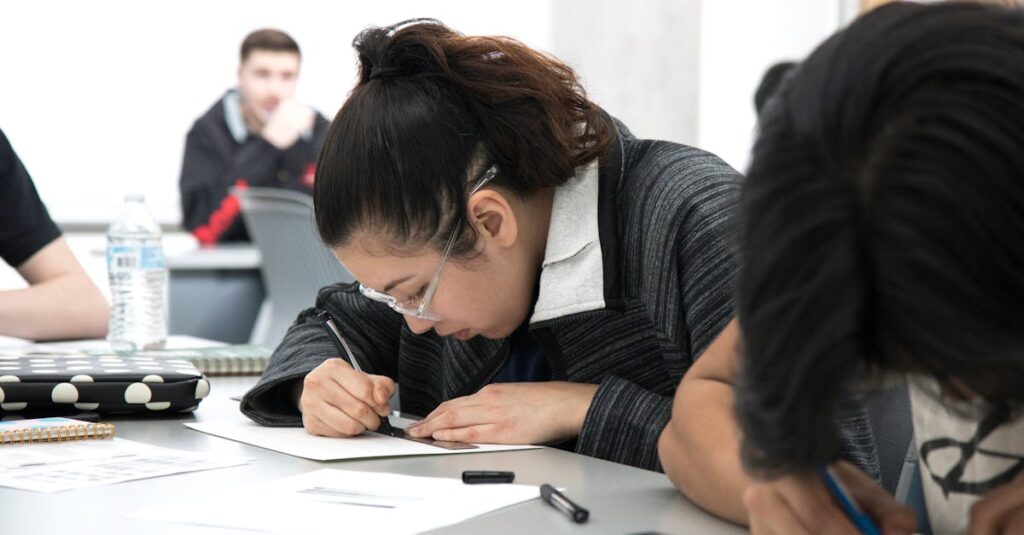 口コミや評判を調べる人のイメージ写真