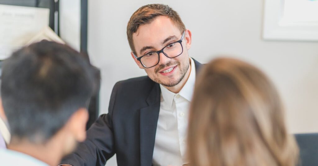 キャリアカウンセリングの資格取得を目指して学ぶ女性の姿