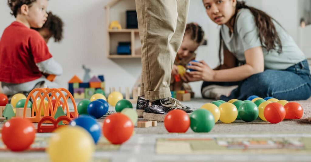 介護職の女性がスキンケア通信講座で学んでいるイメージ