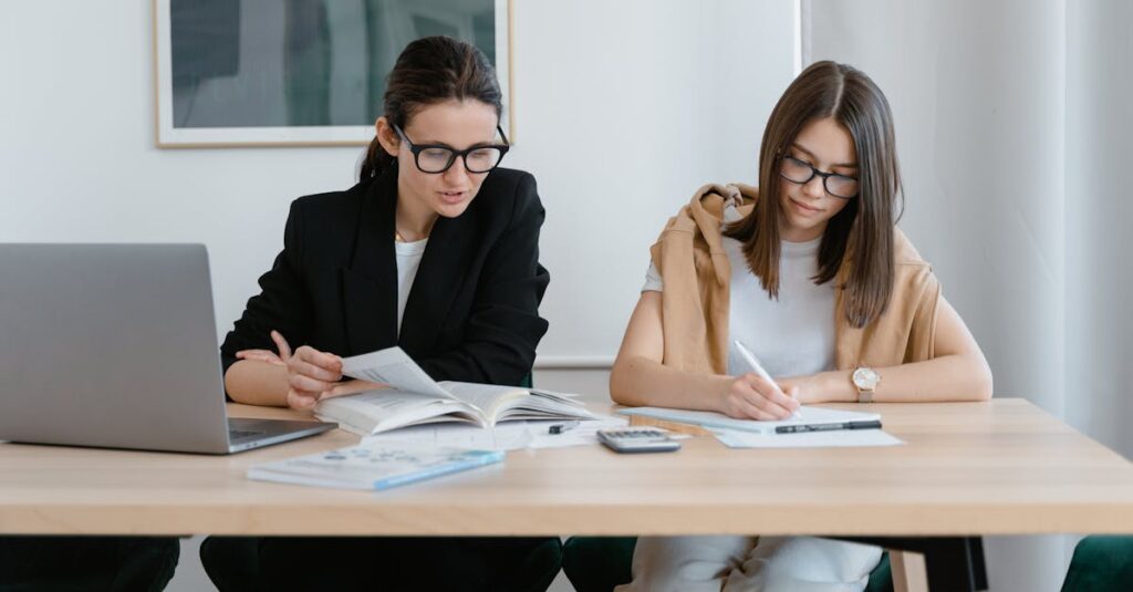 在宅でノートパソコンを使い通信講座を受講する女性の学習風景