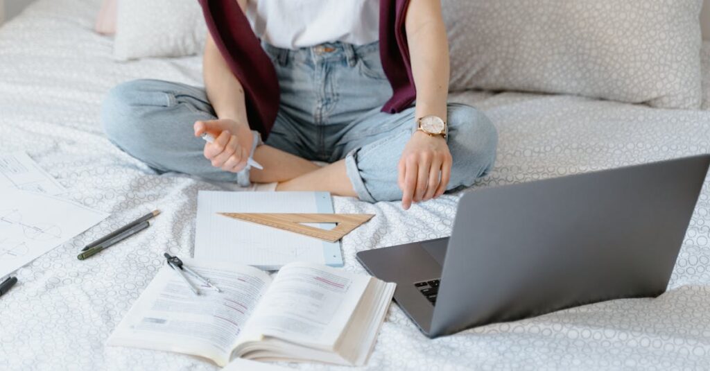 通信講座で自宅学習をする主婦のイメージ画像。リビングの机でノートパソコンに向かい、真剣に学習している姿が印象的。