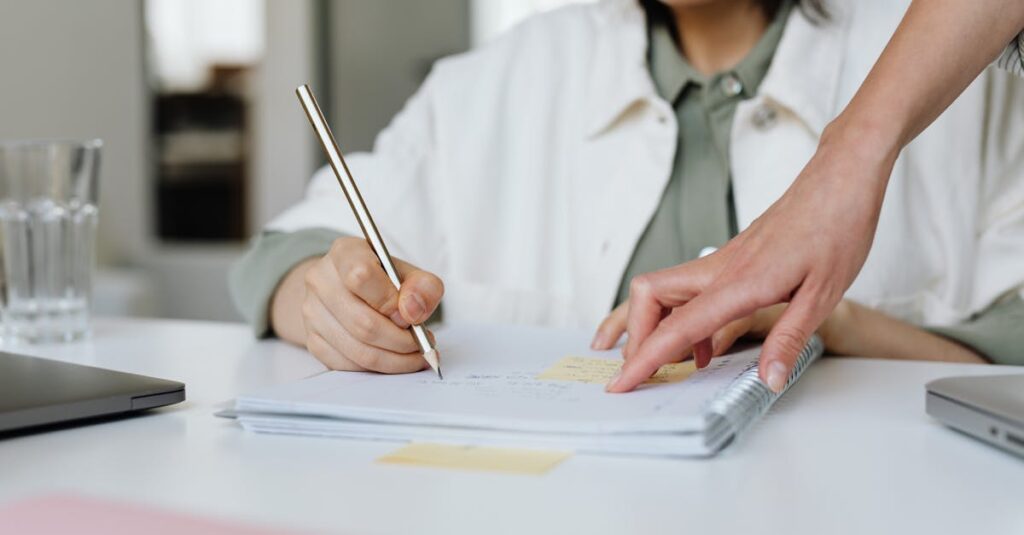 キャリアカウンセリングの資格取得を目指して学ぶ女性の姿