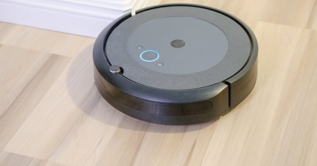 ロボット掃除機を生活スタイルに合わせて選ぶためのチェックリストを持つ人