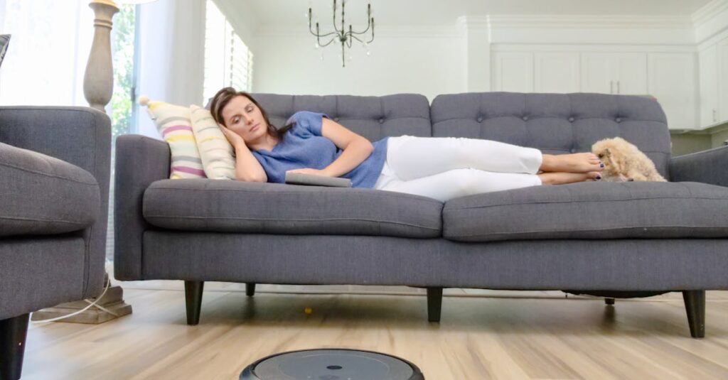 ナーワルジャパンのロボット掃除機のパッケージと価格を比較している購入シーン