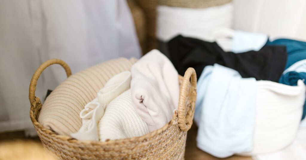 片付いたリビングでリラックスする家族。プロに不用品回収を依頼して生活が整ったイメージ