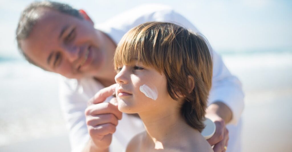 介護職の女性がスキンケア通信講座で学んでいるイメージ
