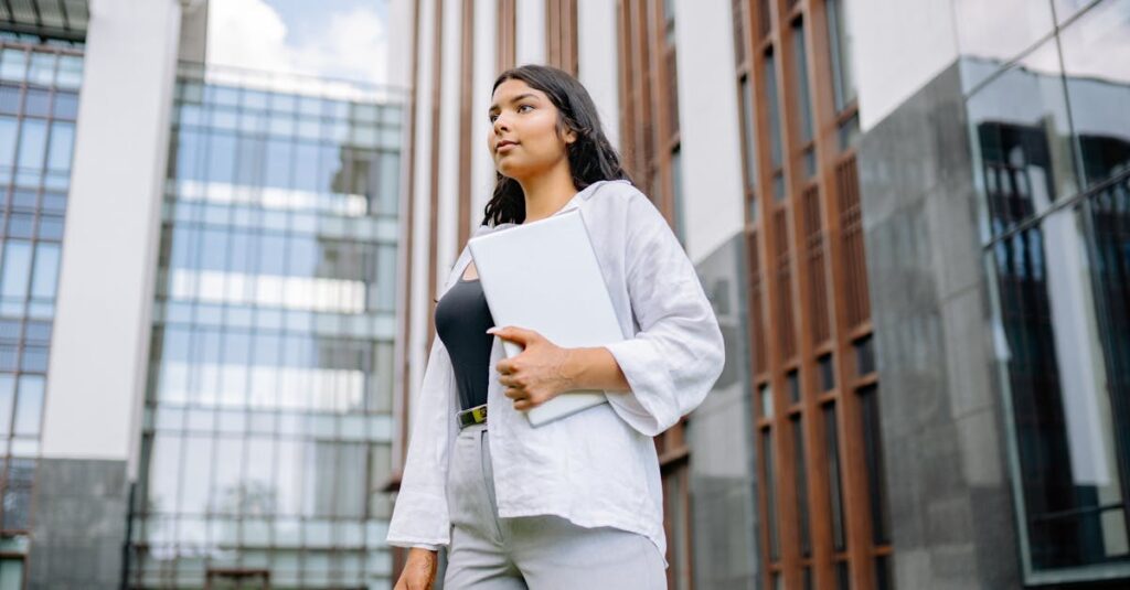 キャリアの選択肢を前に迷いながらも前進しようとする若者の背中