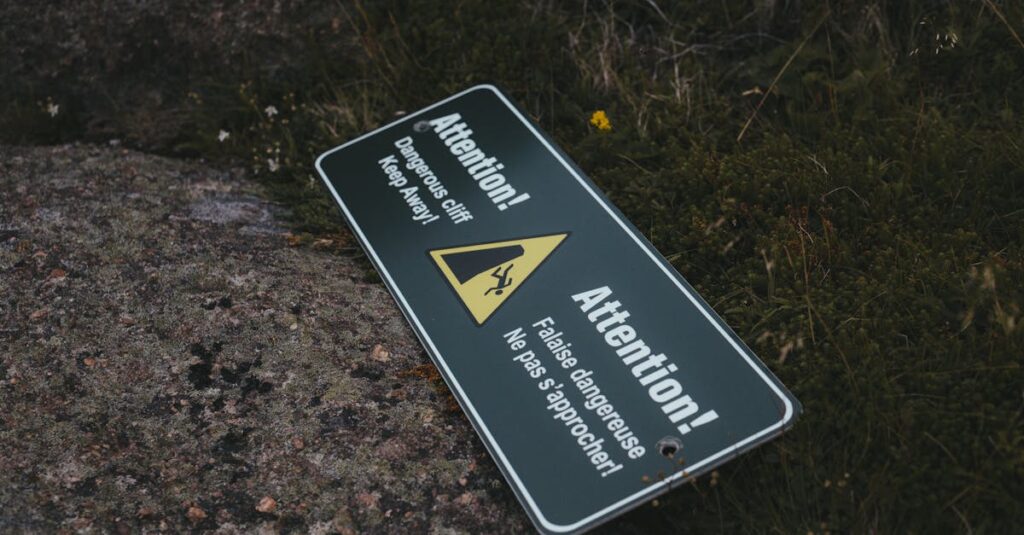 不用品回収業者の選び方を間違えて後悔している様子。悪徳業者に注意を促すイメージ