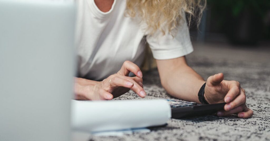 家計を見直して節約や貯金が進む様子を表したイラスト