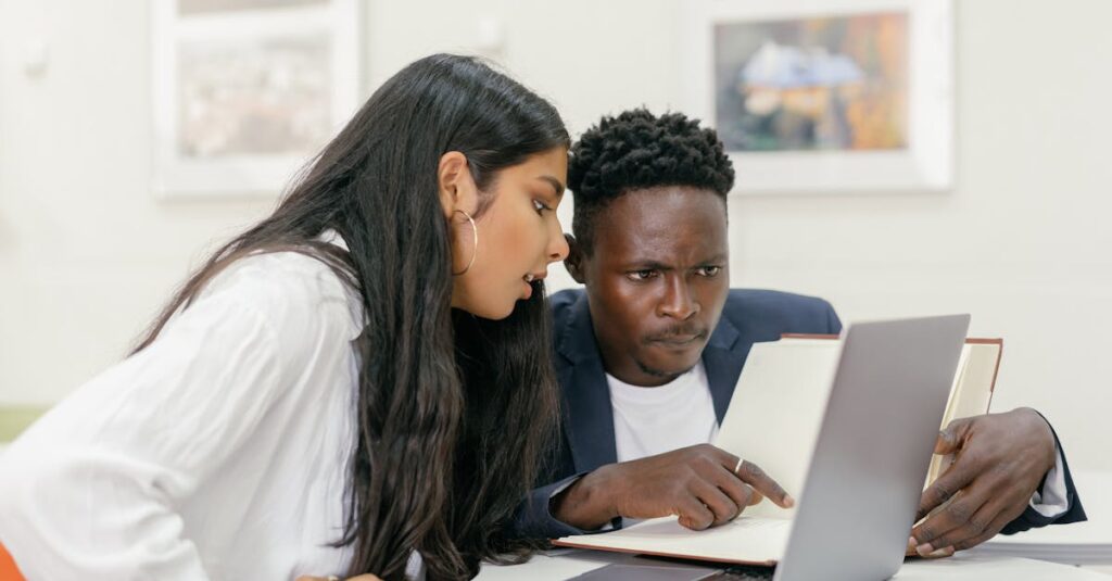 中学受験に向けて個別最適な学習環境を選ぼうと検討している親子。子どもの性格や目的に合わせて塾や指導法を比較しているシーン