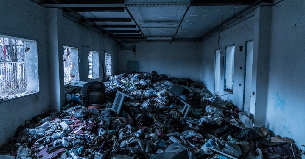 不用品回収当日の様子。業者が丁寧に大型家具を運び出し、住人が見守っている場面