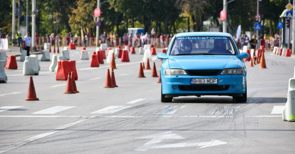 介護資格講座の公共機関と民間機関の違いを比較したイメージ