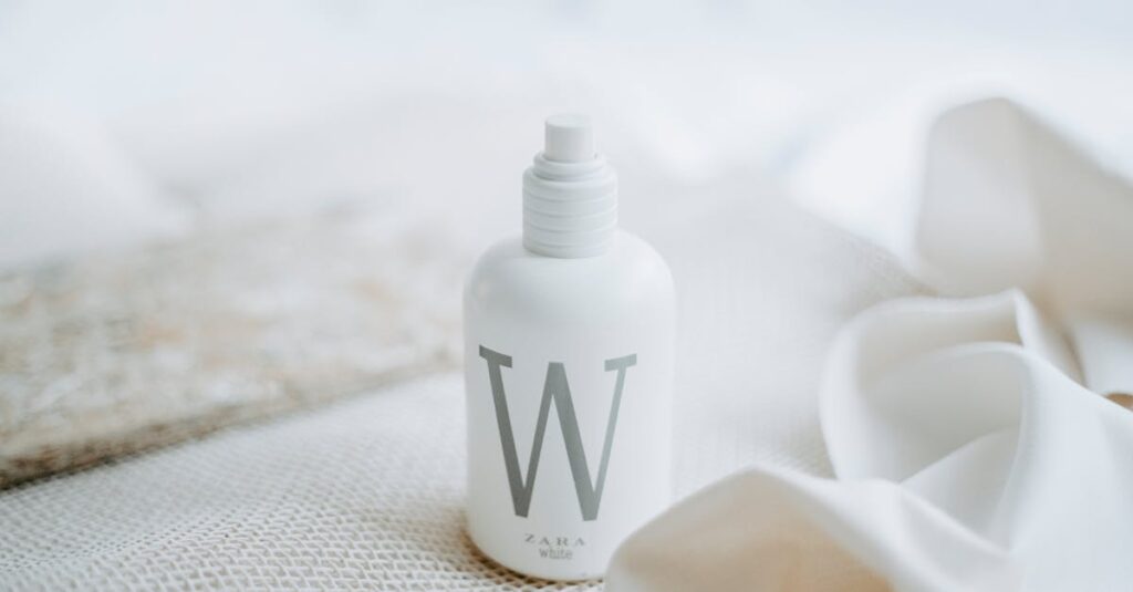 信頼できる介護資格講座を見極めるために比較検討している様子