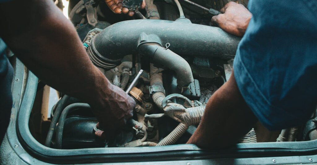 給湯器の修理か交換かで迷うユーザーを描いたイメージ