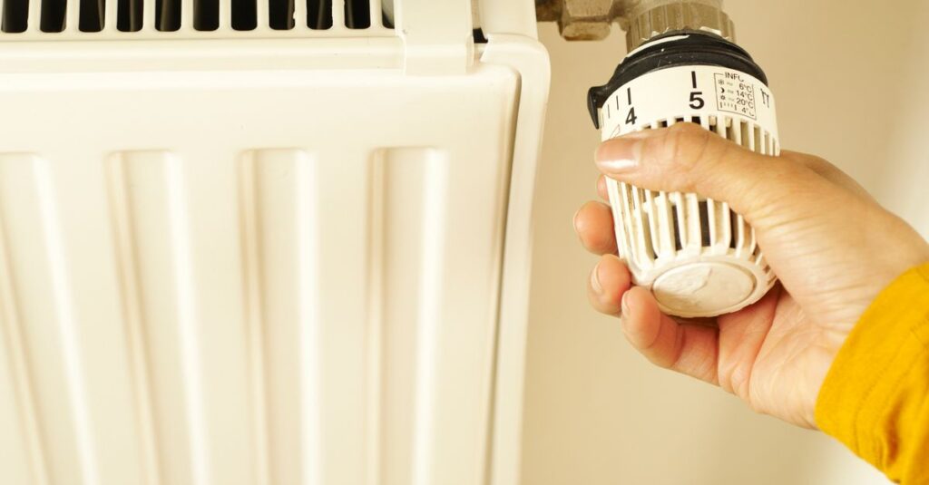 古い給湯器を新しいものに交換している様子