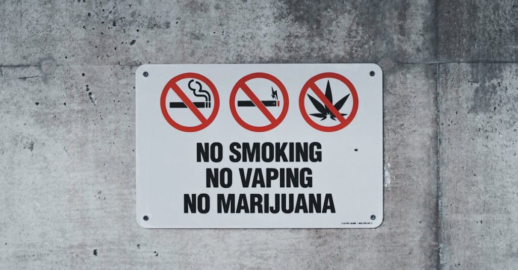 ハウスクリーニングにおける保証制度やキャンセル対応について確認しているユーザーの様子