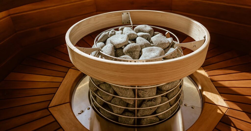 給湯器の見積もりを複数比較するユーザーの様子