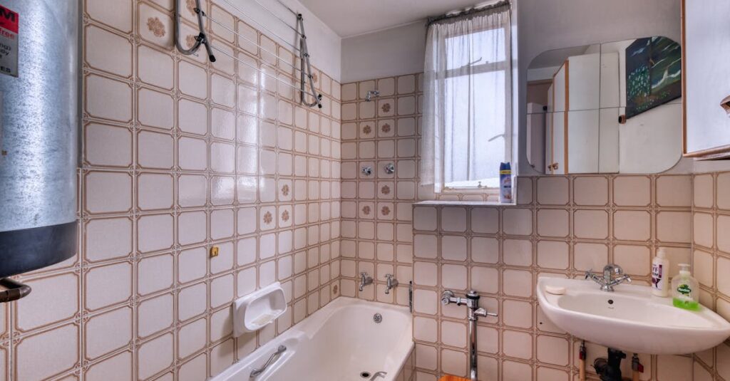 給湯器の配管から水漏れしている様子