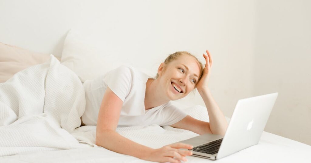 ユアマイスターを使ってスマホで簡単にハウスクリーニングを予約している様子