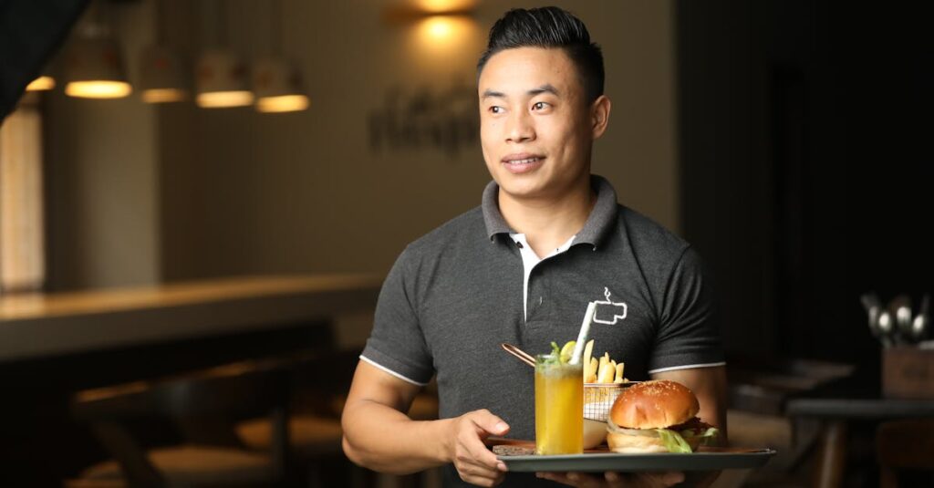 キンライサーを選んで満足している人物のイメージ