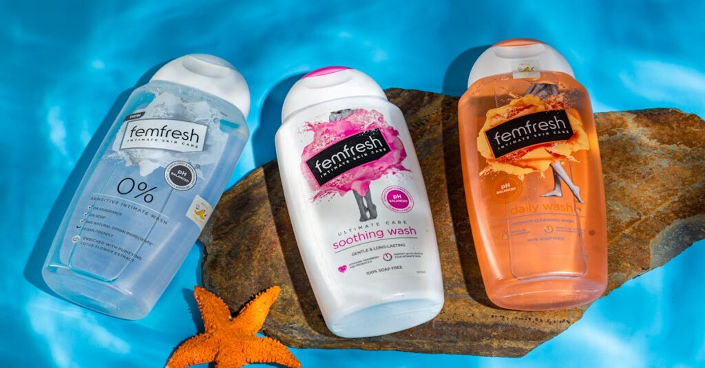 敏感肌の女性が炭酸泡を使って摩擦レスで洗顔している様子のイメージ画像