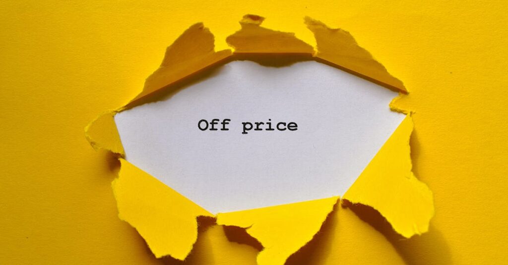 ハウスクリーニングの価格と内容を天秤にかけて比較している図解