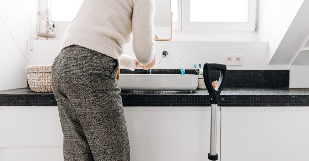 高齢者や一人暮らしの方が重たい掃除作業をプロに依頼して快適に過ごしている様子