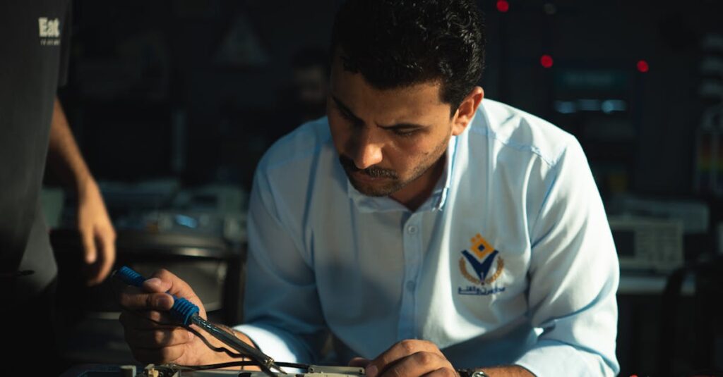 給湯器の修理内容を丁寧に説明する技術者