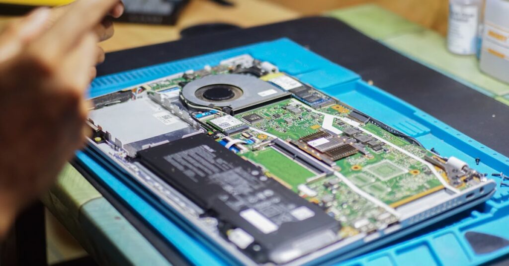 信頼できる技術者が丁寧に給湯器を設置する様子