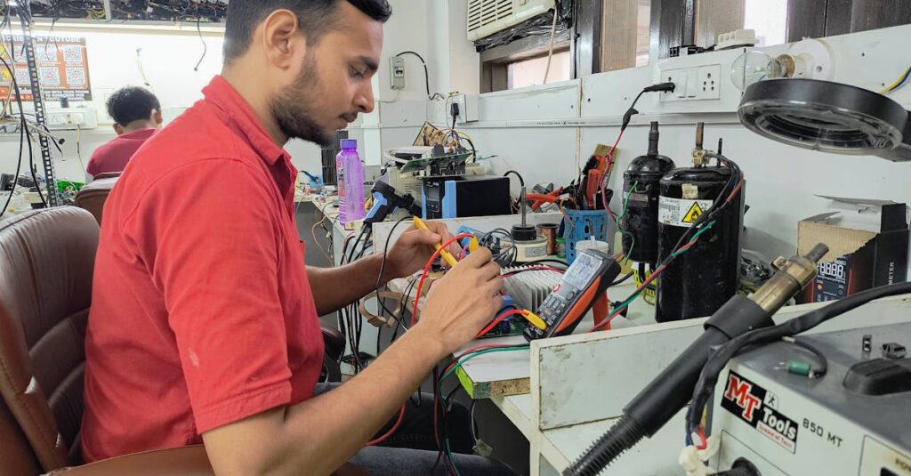 給湯器を修理する技術者の作業風景