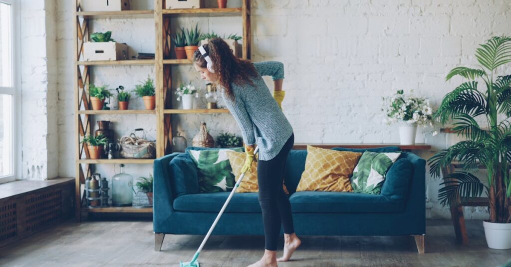 ハウスクリーニングで清潔に保たれた住まいで健康的に暮らす家族の様子