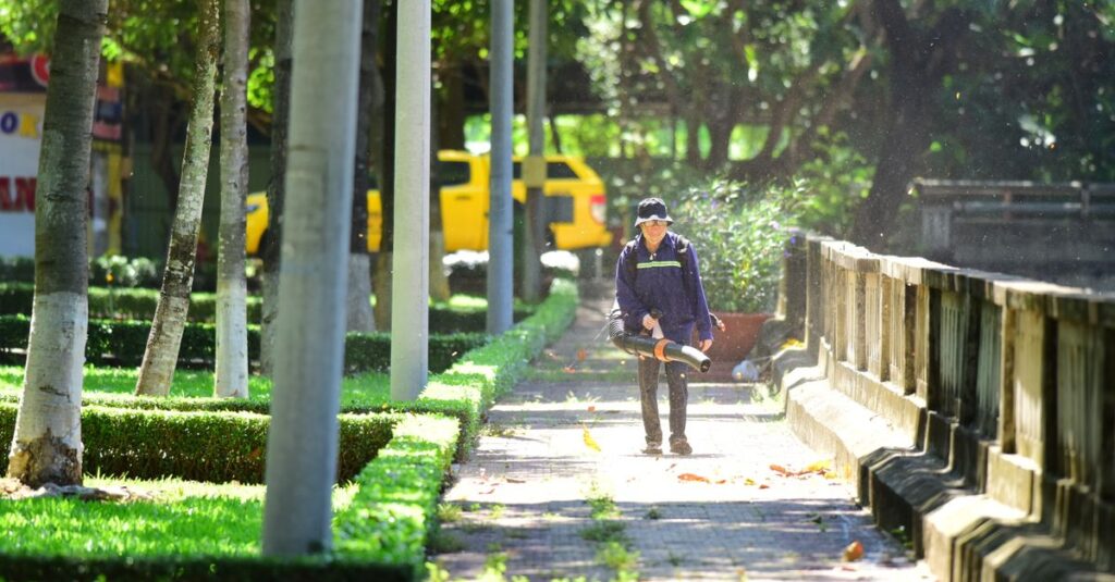 家具の裏やエアコン内部など、自分では届かない場所を清掃するプロの様子